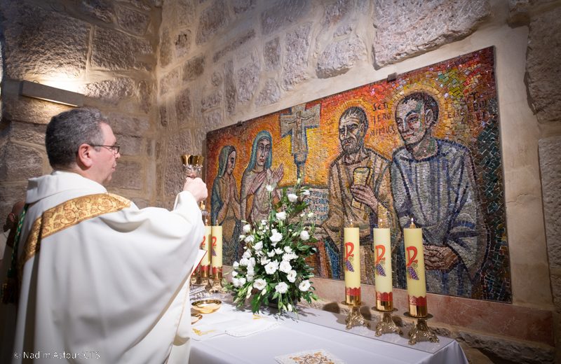 Fr. Francesco Patton alza il calice durante la messa per i festeggiamentoi di San Girolamo